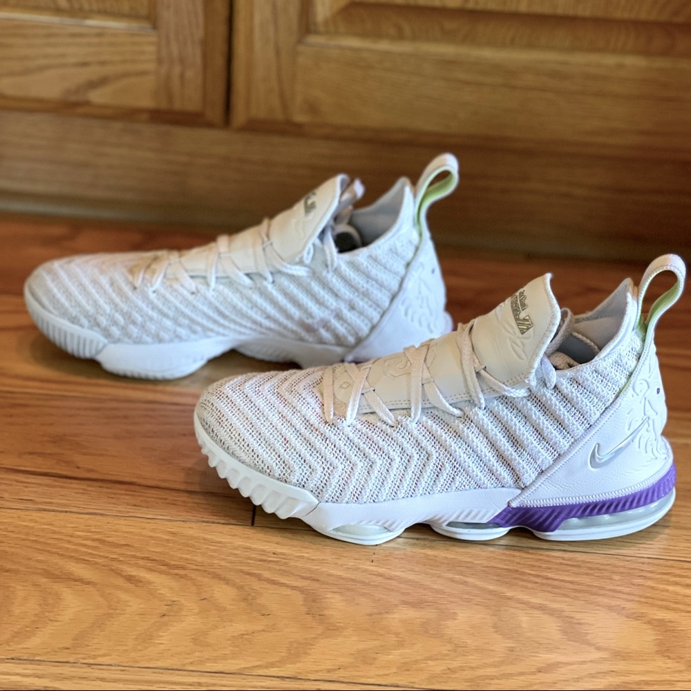 NIKE YOUTH LEBRON JAMES BASKETBALL SHOES